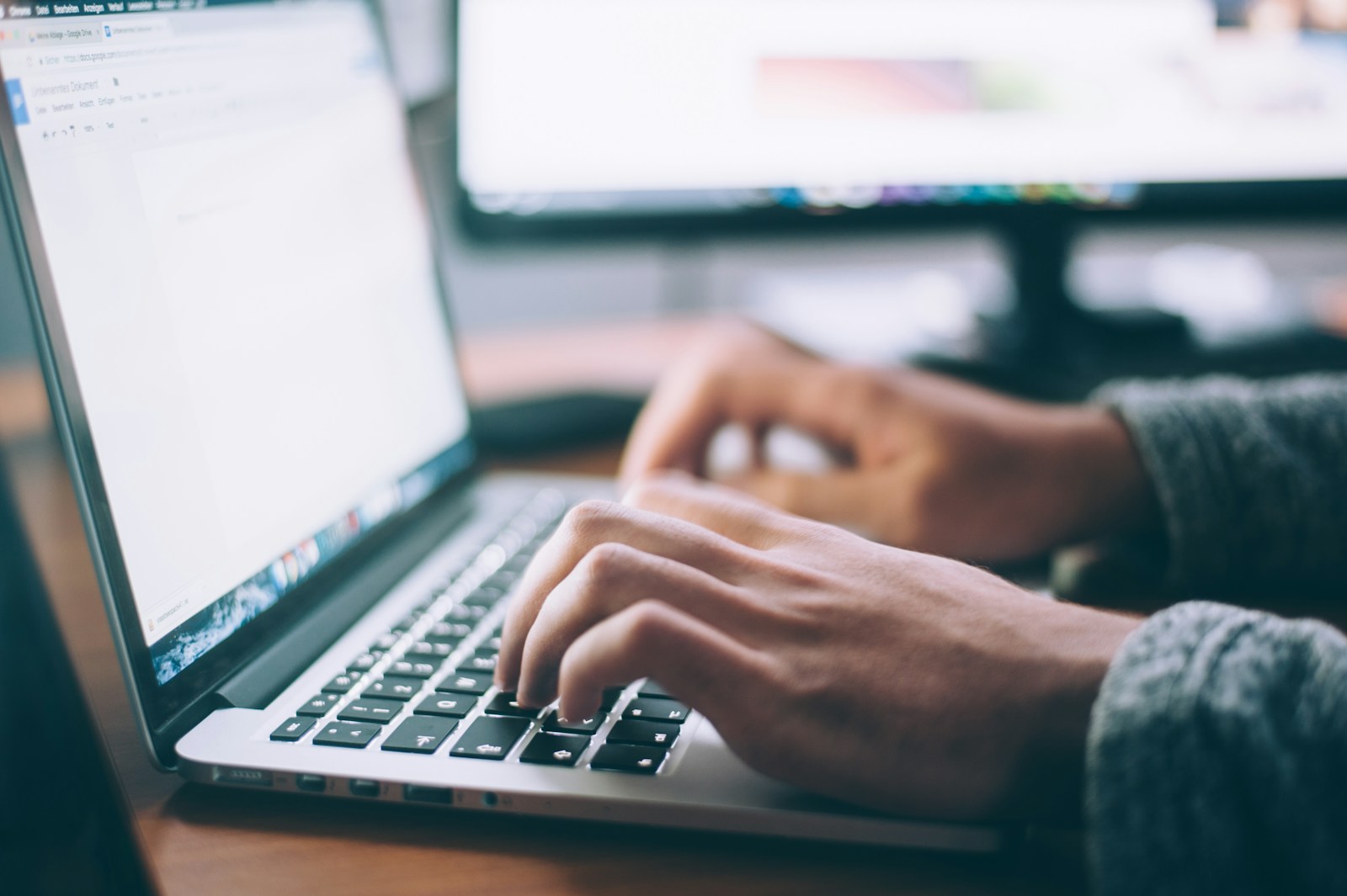 Professionnel analysant des données sur un ordinateur portable